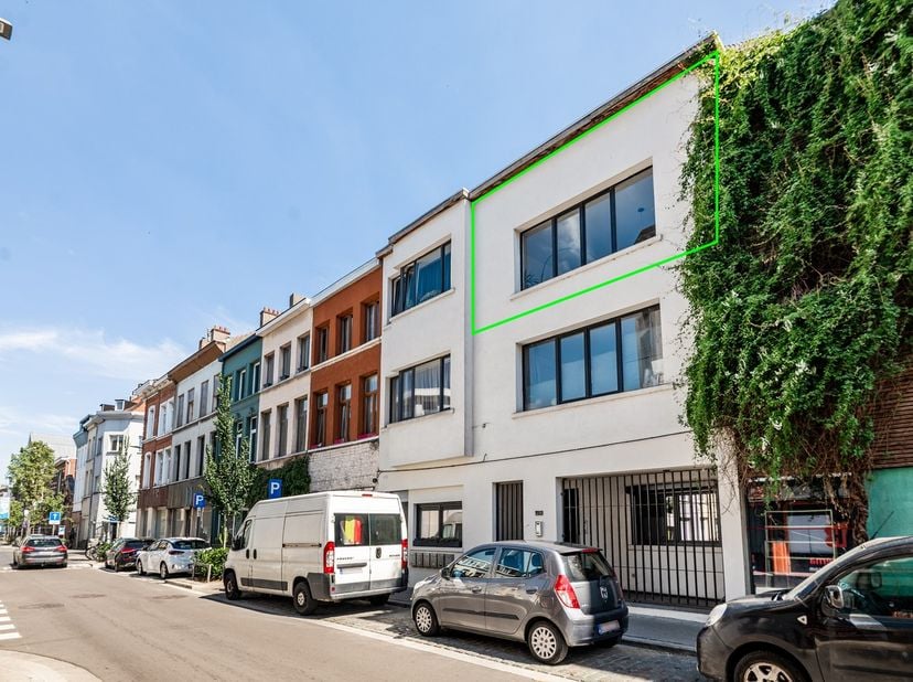Ontdek deze verzorgde en instapklare duplex die comfort, gezelligheid en functionaliteit combineert. De woning beschikt over een lichtrijke leefruimte