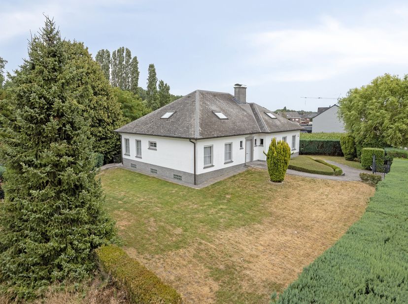 Bent u op zoek naar een stijlvolle villa waar ruimte, degelijkheid en mogelijkheden centraal staan? Dan verdient deze karaktervolle woning in Herzele