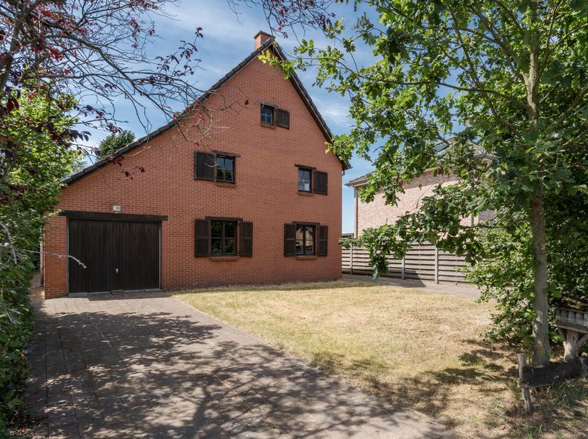 NIEUW TE KOOP in Achel: Royale, doch te renoveren 4-7 slaapkamervilla (1977) met inpandige garage, potentie op de met vaste trappen bereikbare 2e etag