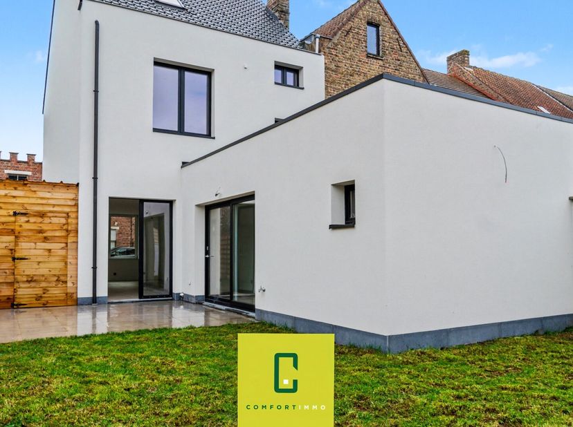 Deze volledig gerenoveerde halfopen woning combineert ruimte, comfort en energiezuinig wonen op een ideale manier. Met maar liefst 4 zeer ruime slaapk