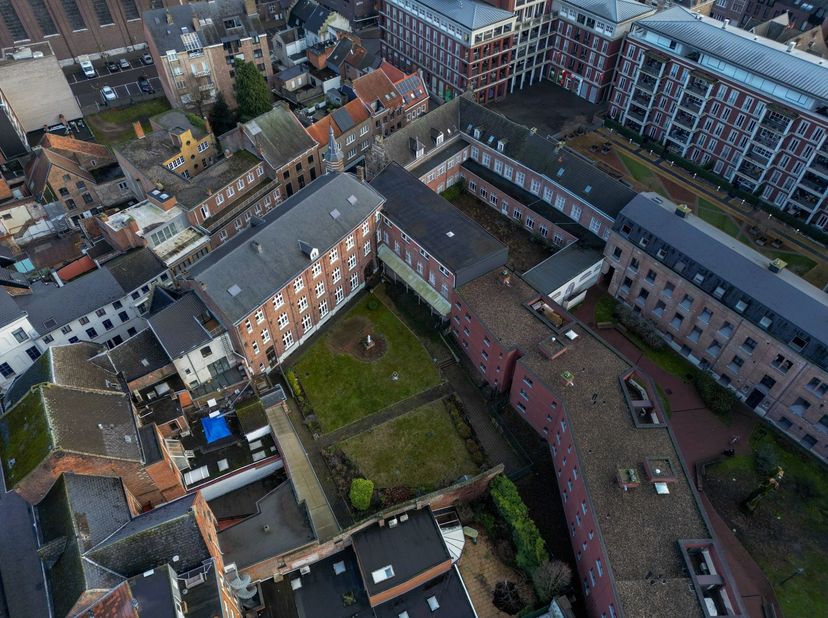 Beschrijving<br />
Dit voormalig klooster van de Zusters Ursulinen dient een nieuwe bestemming te krijgen.<br />
De grondoppervlakte van 24a 95ca en
