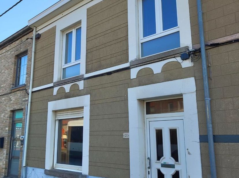 Deze op te frissen rijwoning is gelegen in Tienen en beschikt over een tuin en terras op het oosten, waardoor je optimaal kunt genieten van de ochtend