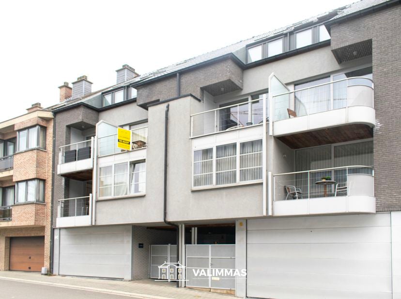 VALIMMAS verkoopt in het centrum van Asse dit welgelegen en energiezuinige duplex-appartement met mezzanine, terras, kelderberging en dubbele garage.