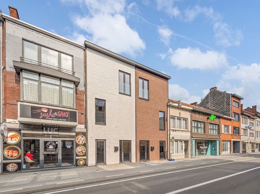 Cette maison de ville moderne d'une surface habitable de pas moins de 220 m² est entièrement achevée et prête à être emménagée. Grâce à son agencement