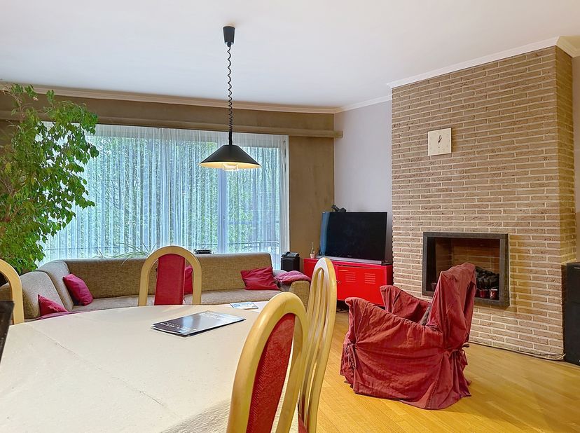 Dit ruime appartement op de eerste verdieping is ideaal gelegen in Hemiksem en combineert comfort met een vlotte bereikbaarheid naar omliggende gemeen