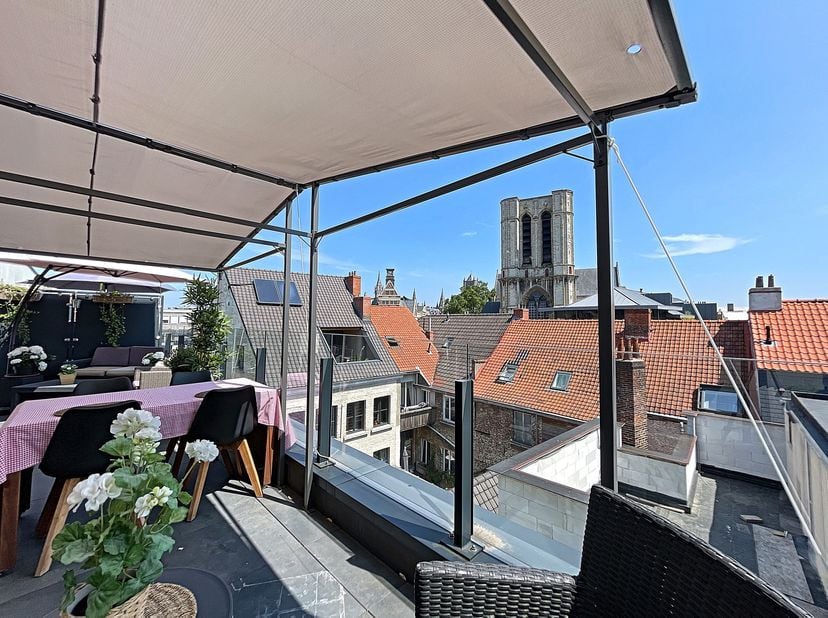 Localisation<br />
Le penthouse fait partie de la r&amp;eacute;sidence "Collegehof" et est situ&amp;eacute; au c&amp;oelig;ur de la ville historique de Gand. Ici,