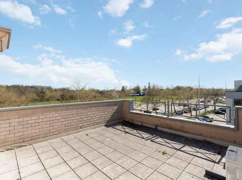 Dit uitzonderlijk ruime appartement met een bewoonbare oppervlakte van 291 m² (bron EPC) biedt alle comfort voor wie op zoek is naar plaats, licht en