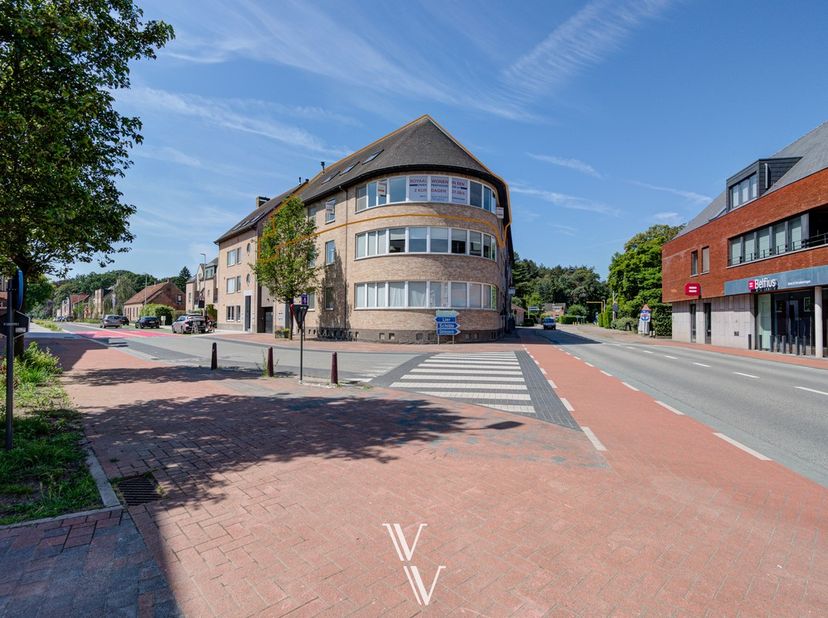 KIJKDAGEN: Zaterdag 27/06 van 10u - 12u en zondag 28/06 van 9u30 tot 11u30.<br />
<br />
Deze ruime penthouse van maar liefst 262m²&amp;nbsp;is uitstekend