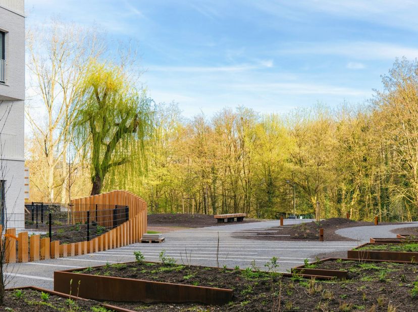 Het gloednieuwe W project biedt u op de 2de verdiep., een 2 slpk appartement (Design afwerking), waarvan de leefruimte is uitgebreid met een super ing