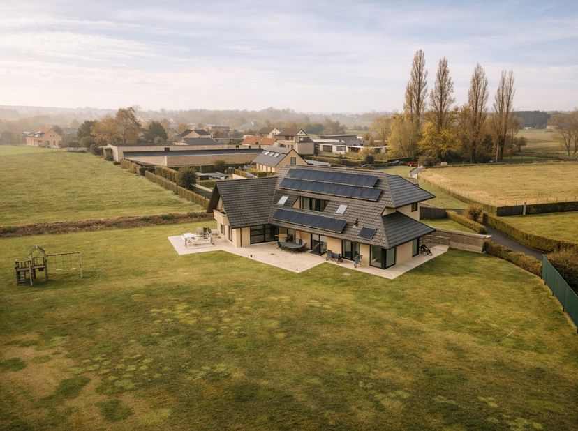 Cette villa élégante, construite en 2014, offre un confort de vie exceptionnel grâce à sa finition de haute qualité, son efficacité énergétique et son