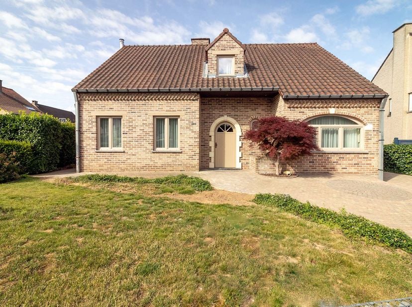 INSTAPKLARE WONING<br />
<br />
In de rustige Jehennestraat in Riemst bevindt zich deze open bebouwing op een perceel van 677 m². De woning werd gebou