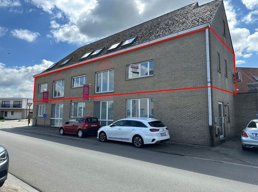 Appartement met 2 slaapkamers in Heist-op-den-Berg<br />
Ligging:<br />
Het appartement is rustig gelegen vlakbij het centrum van Heist-op-den-Berg, w