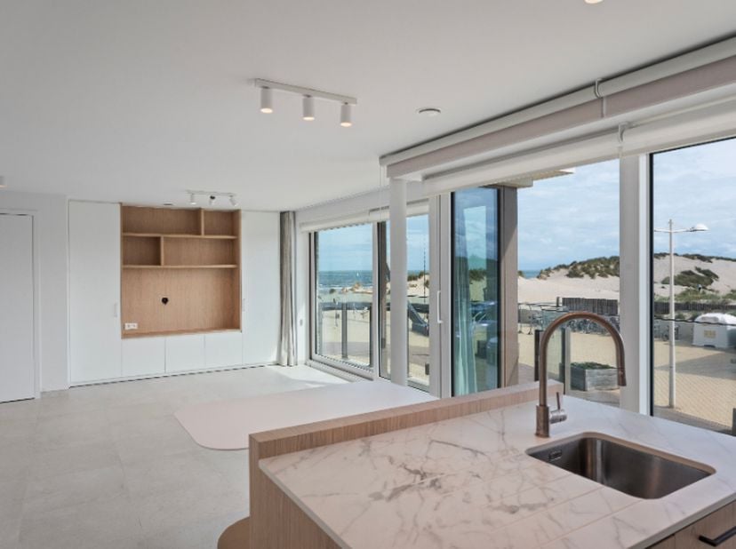 Gelegen op de eerste verdieping, aan de hoek van de Zeedijk en het Canadezenplein in De Panne, ontdekt u deze sfeervolle studio die perfect aansluit b