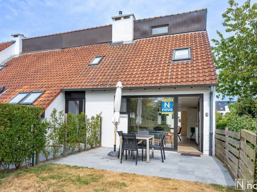 Op zoek naar een zorgeloze vakantiewoning aan de Belgische kust? Dan is deze volledig gerenoveerde woning op het geliefde Domein Ysermonde precies wat