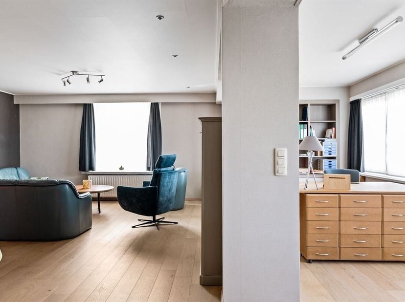 Ruim duplex appartement  met 4 slpks, 4 buitengevels, groot terras, tuin en EPC B!<br />
Dit duplex app. geniet van een uitstekende ligging vlakbij he