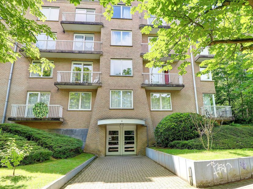 Mooi op te frissen appartement van ±133 m², bestaande uit:<br />
<br />
2 grote slaapkamers van ±17 m²<br />
1 badkamer<br />
1 douchekamer met toilet