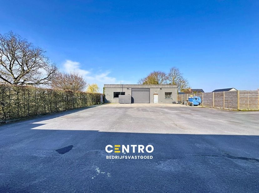Benaderende OPPERVLAKTEN:<br />
Constructie - bewoonbare oppervlakten<br />
Magazijnen/garages: 430 m²<br />
<br />
Grondoppervlakte<br />
Totale gron
