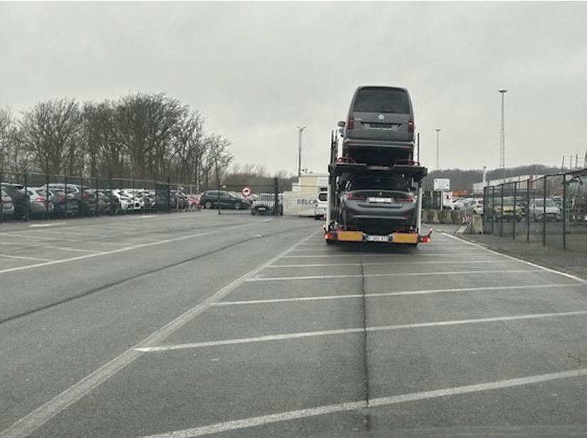 Uiterst bereikbare, ruime parking/stockageruimte.<br />
Langsheen A12/Boomsesteenweg Wilrijk.<br />
Op 5 minuten van Antwerpse Ring en 30 minuten van