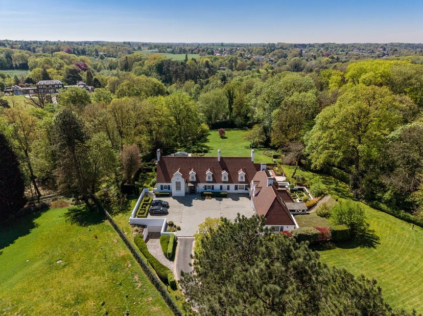 Dit uitzonderlijke landgoed, gelegen in Middenhut aan een prestigieuze laan, ligt midden in een prachtig park op het zuiden (terrein van ongeveer 1,5