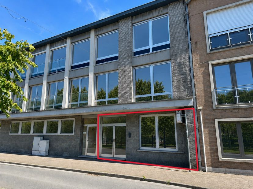 Deze instapklare handelsruimte is perfect als lichtrijke handelsruimte voor kantoor,  dienstverlening of vrij beroep (syndic, dienstenchequebedrijf, u
