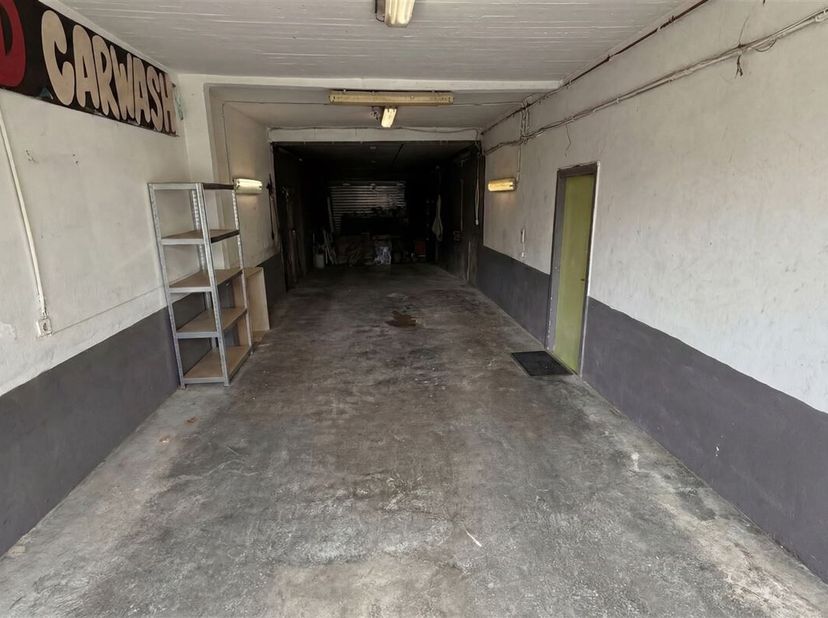 WONING OF PROJECTGROND TE KOOP<br />
De woning omvat:<br />
GELIJKVLOERS<br />
Inkomhal, living, keuken, badkamer, terras, bergingen.<br />
EERSTE VER