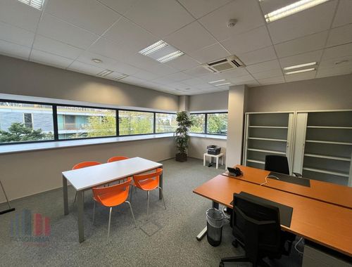                                        Bureaux à louer à Melle, € 895
