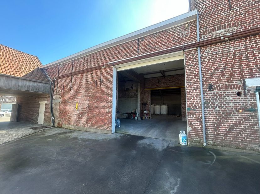 Passendale - Magazijn te huur met oppervlakte van 100m².10 meter breedte + 10 meter dieptePoort 4 meter hoogte + 4 meter breedte+ Aparte elektriciteit