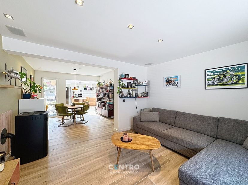 Instapklare gezinswoning met zonnige tuin op topligging in Jabbeke!<br />
<br />
Op zoek naar een comfortabele woning op een centrale, maar rustige li