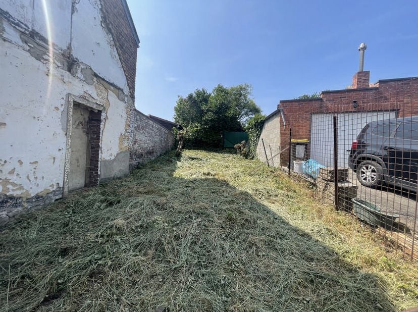 Ideaal gelegen nabij het stadscentrum, het treinstation, winkels, het zwembad en scholen, kleine bouwgrond met VERGUNNING verleend voor de bouw van ee