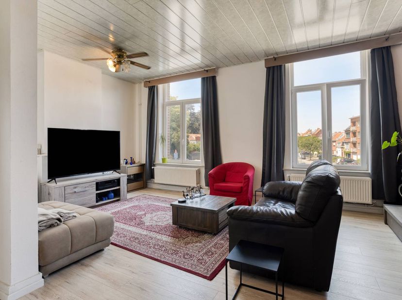 Propriété commerciale avec une maison d'environ 180 m² à vendre à Courtrai. Ce bâtiment de Courtrai offre une opportunité intéressante.<br />
<br />
D