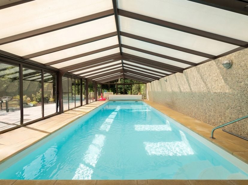 À Saint-Denis (Mons), dans un environnement résidentiel paisible de près de 1,6 hectares entouré de bois et de plans d'eau, ce chalet construit en 198