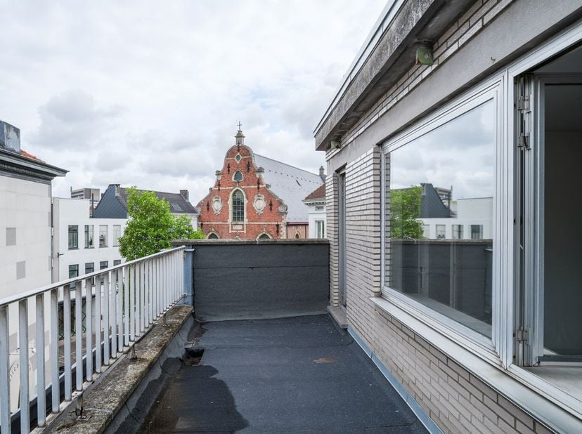 In het bruisende hart van Gent, op wandelafstand van het Zuid, bevindt zich dit charmante dakappartement in een kleinschalig gebouw. Hier woont u in a