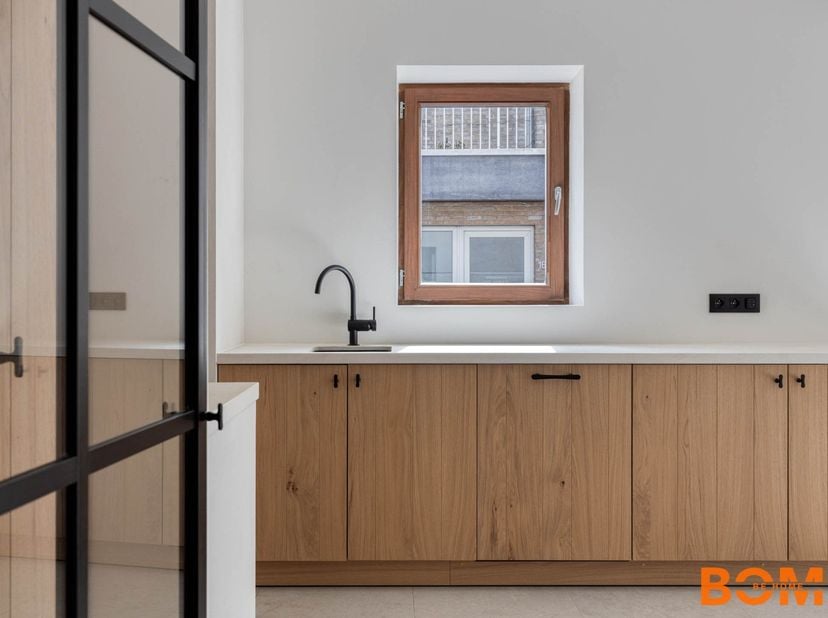 Op zoek naar een instapklare woning waar comfort, duurzaamheid en luxe hand in hand gaan? Deze volledig gerenoveerde hoekwoning in het hart van Eeklo