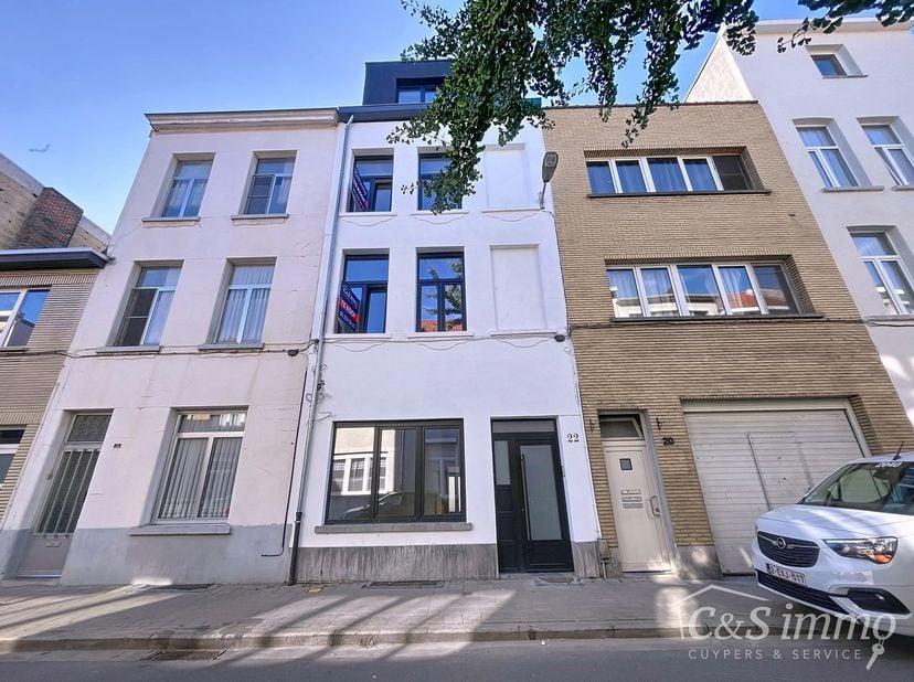 Dit charmante vernieuwde appartement met terras gevestigd in een klein gebouw, biedt een perfecte balans tussen comfort en stijl, gelegen in de levend