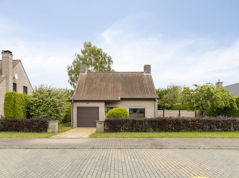 De indeling: <br />
<br />
Gelijkvloers:<br />
- inkomhal met gastentoilet<br />
- lichtrijke leefruimte met zicht op de tuin<br />
- keuken<br />
- r