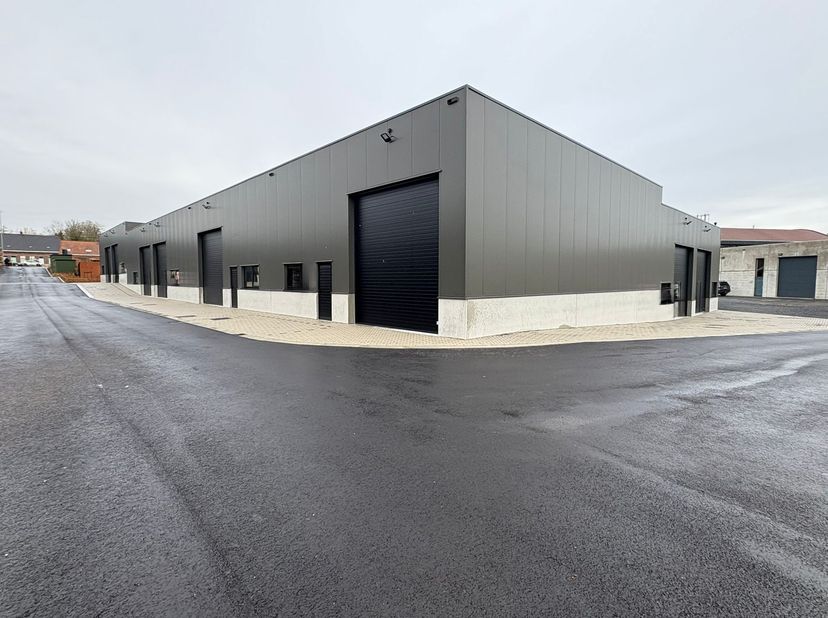 ALGEMEEN<br />
Deze gloednieuwe bedrijfsunit maakt deel uit van een modern bedrijvenpark en combineert hoogwaardige materialen met een vlotte bereikba