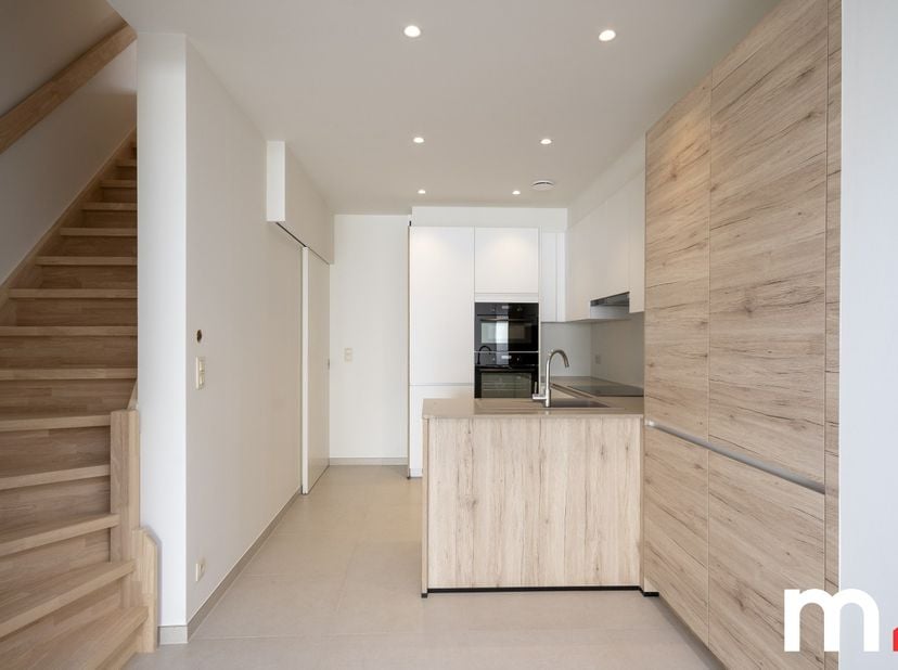 Volledig gerenoveerde woning (2025) met 3 slaapkamers en zonnig terras.<br />
<br />
Deze prachtig totaal gerenoveerde woning combineert hedendaags co