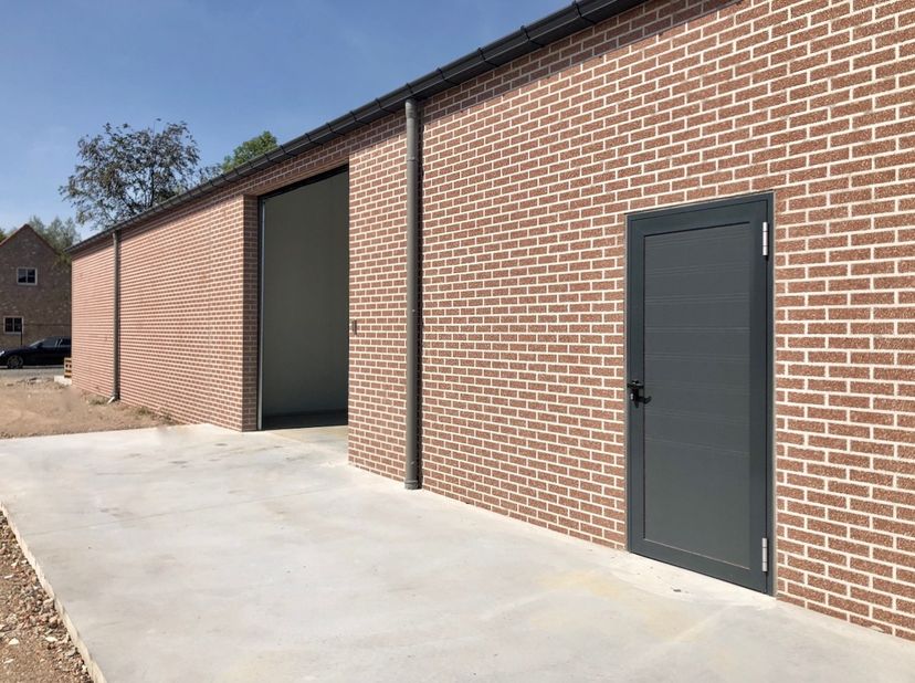 Het magazijn heeft een geautomatiseerde sectionale poort van 4 meter breedte en 4,2 meter hoogte, een wc, een uitgietbak, drijfkracht, een eigen elect