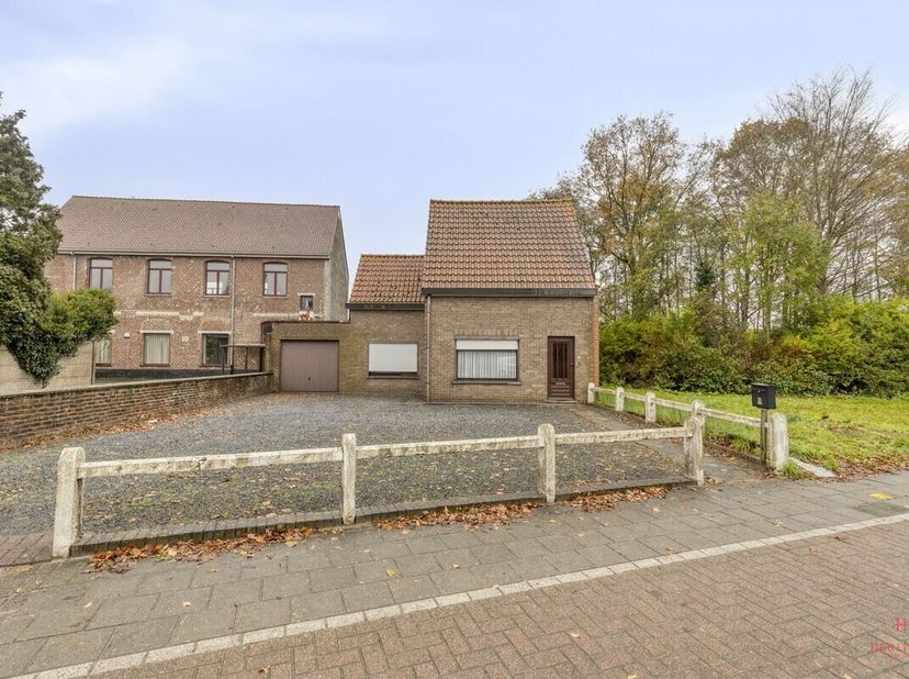 Te renoveren woning met potentieel op centrale ligging in Deinze<br />
Op zoek naar een woning met mogelijkheden én een centrale ligging? Deze open be