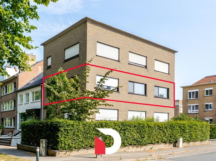 In het hart van de gegeerde wijk Kristus-Koning, op de hoek met de Maria van Bourgondiëlaan en op een steenworp van het bruisende stadscentrum, bevind