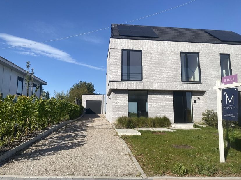 Deze prachtige, energiezuinige nieuwbouwwoning is gelegen in een rustige en aangename omgeving in Oosterzele en biedt alle hedendaags comfort.&amp;nbsp;<b