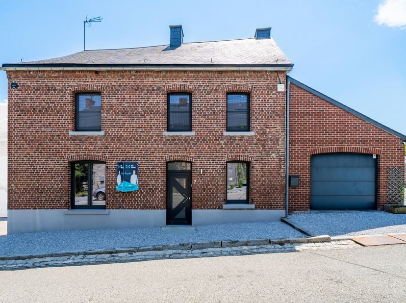 Contact Jeremy +32(0)472 91 80 37 - jeremy.champagne@weinvest.be<br />
Superbe propriété entièrement rénovée sur 11 ares 35 centiares située au calme