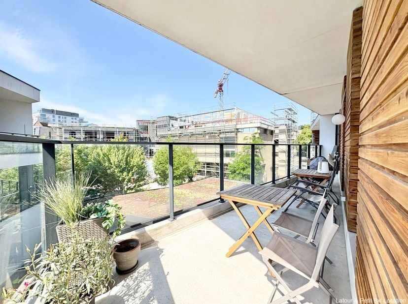 AUDERGHEM – Quartier Val Duchesse, à proximité immédiate du Chant d’Oiseau et du métro Hermann-Debroux. Très bel APPARTEMENT (2 ch./1 sdd) de 88 m² av