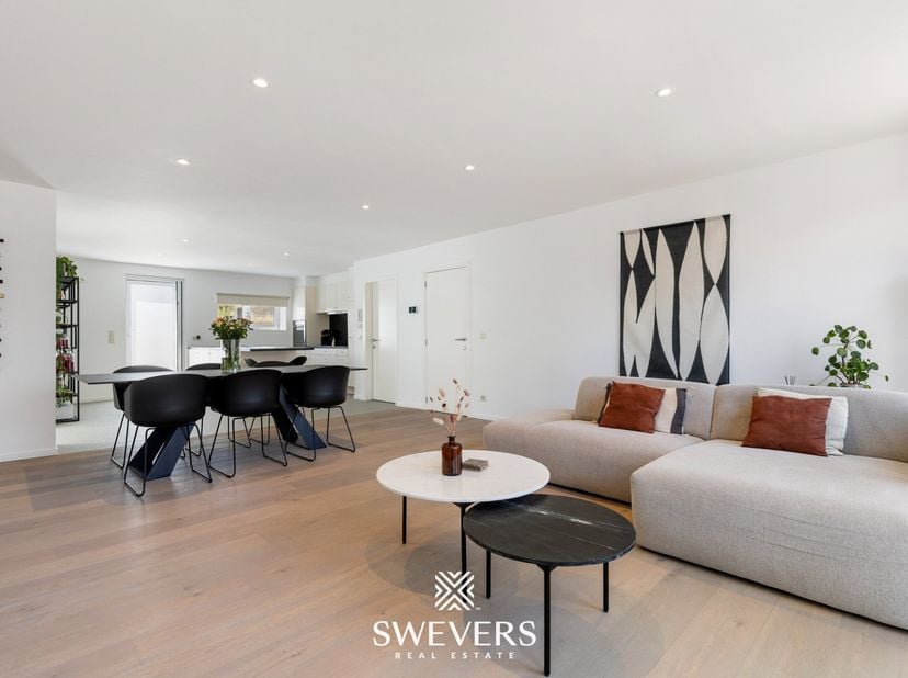 Voor meer info en fotos, surf naar www.swevers.be  Dit ruime en instapklare appartement van 145 m² bevindt zich op de eerste verdieping van een verzor