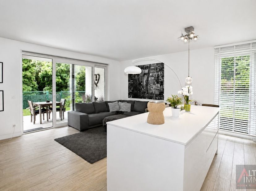 Gelijkvloers één-slaapkamer appartement met tuin, ruim terras én privatieve parkeerplaats op een uiterst gunstige locatie.<br />
<br />
Op zoek naar c