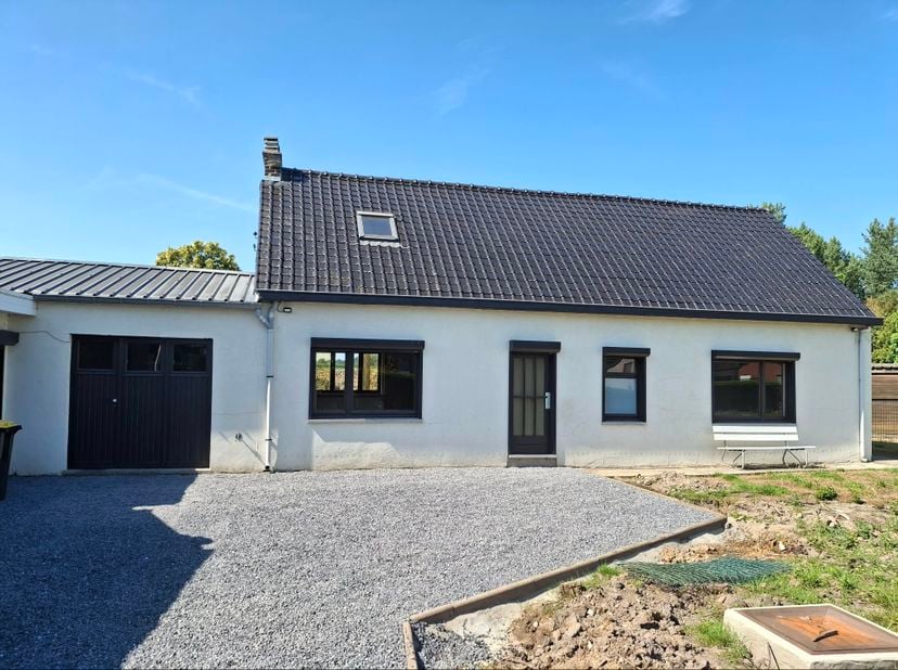 Deze charmante halfopen woning biedt een praktische en aangename indeling. Via de inkomhal komt u in een gezellige leefruimte met eetkamer en living,