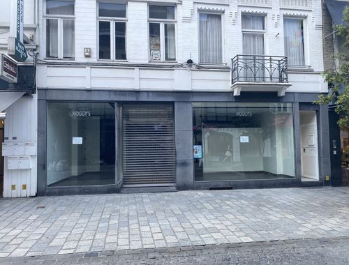                                         Bien commercial à louer à Roeselare, € 3.500
