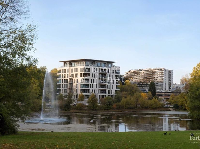 De Woluwelaan verwelkomt een uitzonderlijk nieuw project: MALOU VIEW. Victoire-Junot presenteert dit zeer mooie appartement van 130 m² en 3 slaapkamer