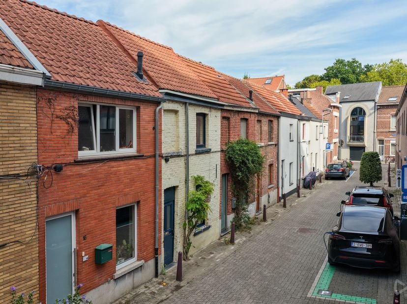 Vous recherchez une maison agréable au cœur de Louvain, avec le centre historique accessible à pied ? Cette charmante maison de ville située dans la P