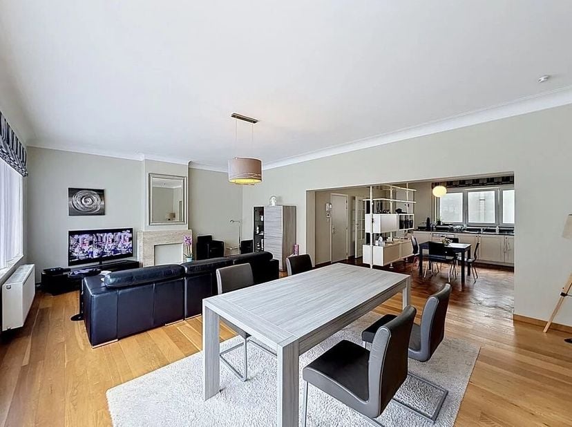 Bien présenté par Elisabeth du Chastel : 0495 79 78 58 / elisabeth.duchastel@victoire.be<br />
Victoire Junot vous propose un appartement meublé d'une